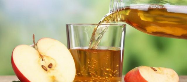 Verre de jus de pomme en train d'être servi